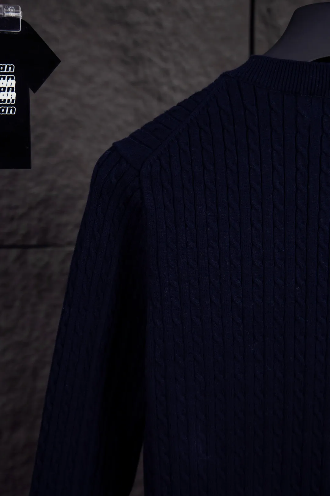 P196 Actual photo [Evergreen for all seasons] Style number: 25123# Color: black/navy blue/almond/white Size: S-XL - Ralph Lauren/Ralph Lauren 2025FW Zhao Lusi's same solid color logo knitted versatile fine twist knitted buttoned long-sleeved cardigan - RL's classic fine twist cardigan 21S quality cotton yarn A cardigan that can be worn in all seasons Can be matched inside or outside Simple and clean basic color matching The upper body is clean and flawless. The comfort brought by imported cotton yarn is soft. An item that cannot be rejected.